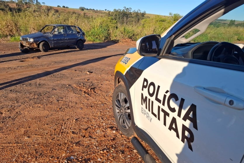 Viatura da PRE próxima de veículo capotado na PR-082.