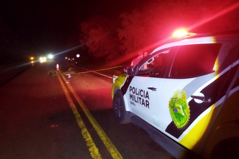 Viatura da PRE próxima a local onde motociclista morreu.