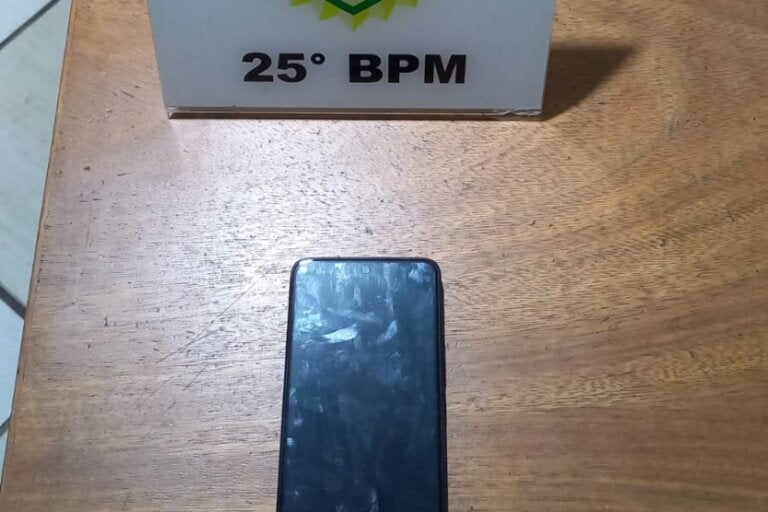 Celular recuperado pela PM na mesa do 25º BPM.