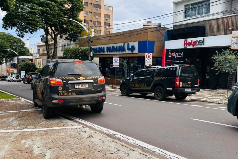 Viaturas da PF na avenida Paraná em Umuarama.