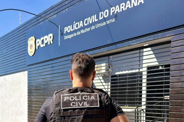 Policial em frente à Delegacia da Mulher de Umuarama