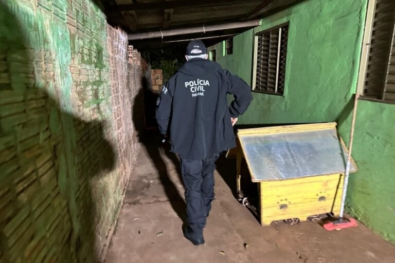 Policial da PCPR durante vistoria a uma residência.