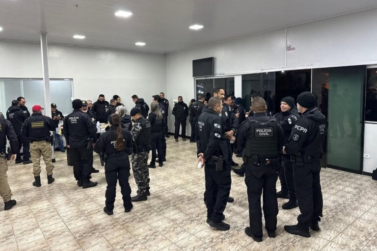 Equipes policiais durante a Operação Teia Logística.