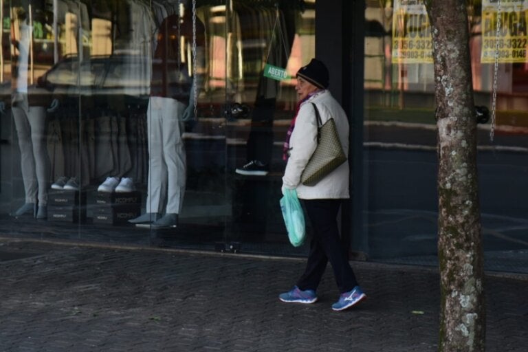 Pessoa caminhando durante manhã fria em Umuarama.