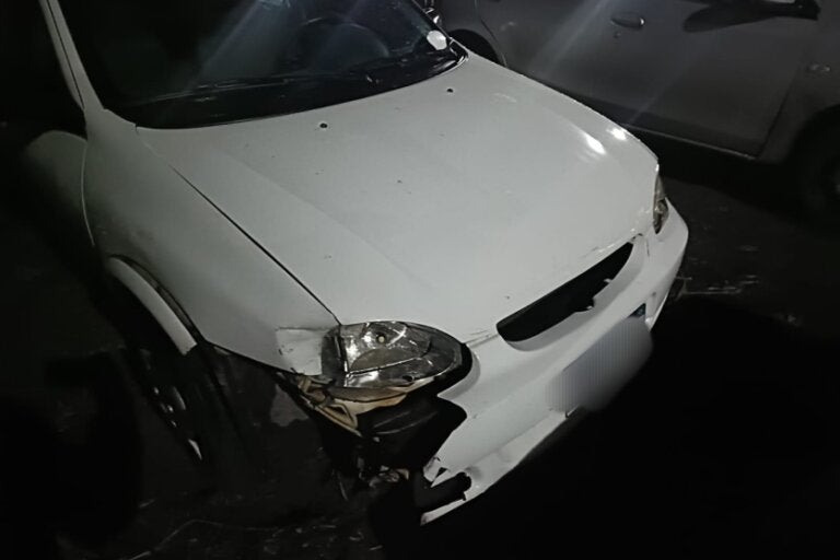 Corsa com a frente danificada.