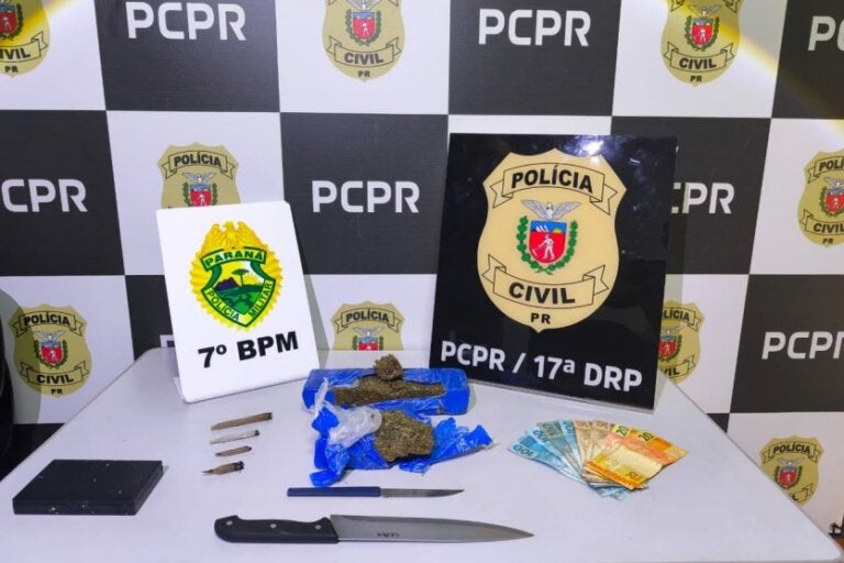 Maconha apreendida em Tapejara dispota em uma mesa da PCPR.