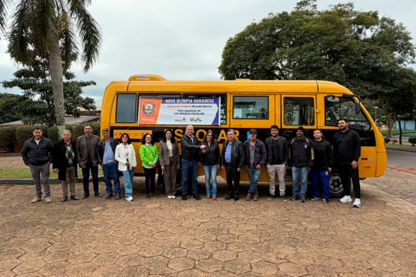 O deputado Ricardo Barros durante a entrega de ônibus escolares a Nova Olímpia.