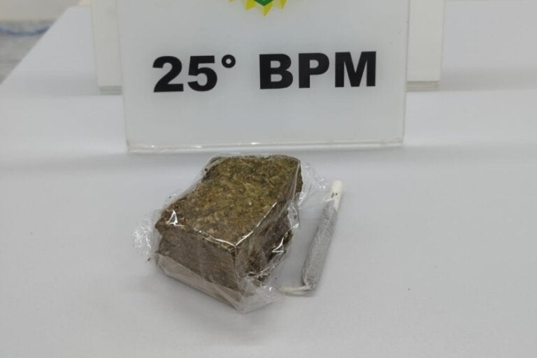 Maconha e cigarro de maconha apreendido em Ivaté.