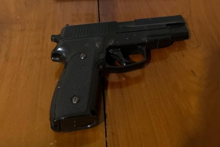 Pistola de airsoft apreendida pela Pm.