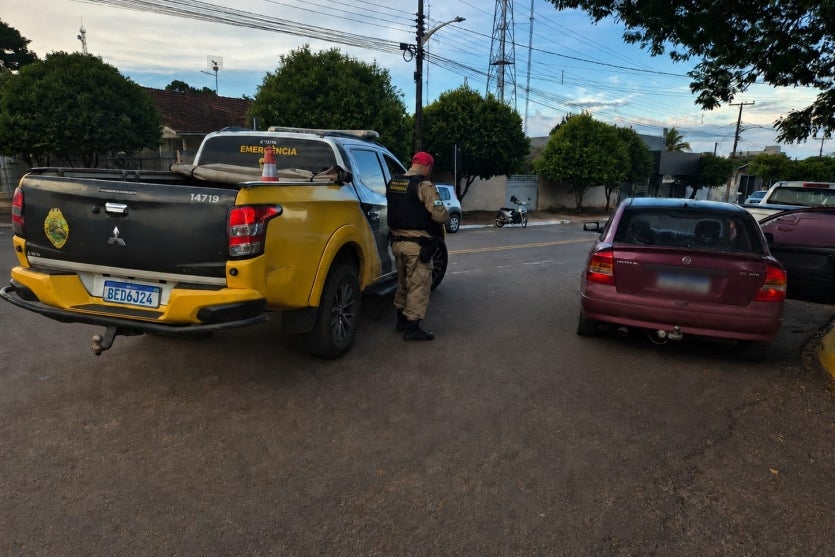 Viatura da PRE e carro envolvido em tentativa de fuga na PR-323.