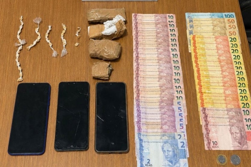 Crack, maconha, celulares e dinheiro apreendidos em Umuarama.