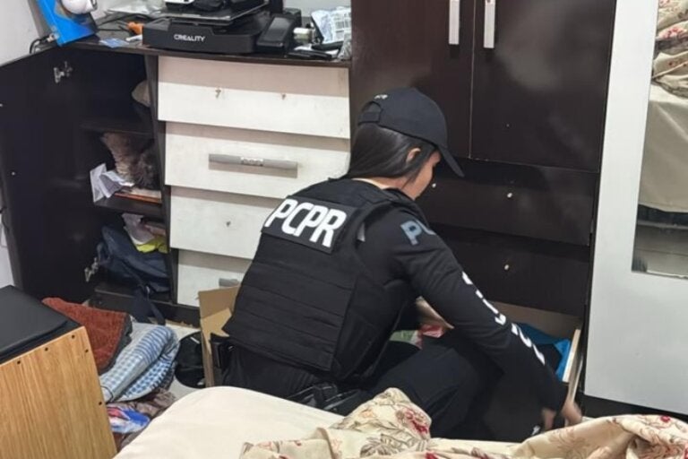 Policial civil vistoriando residência durante Operação Mulher Segura em Umuarama.