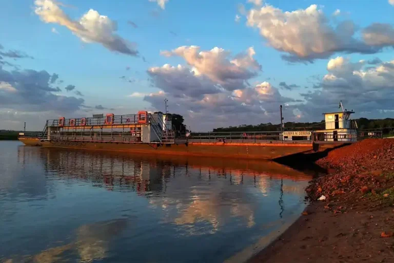 Obras na ponte fazem balsa entre Guaíra e Paraguai voltar à rotina e despertar lembranças