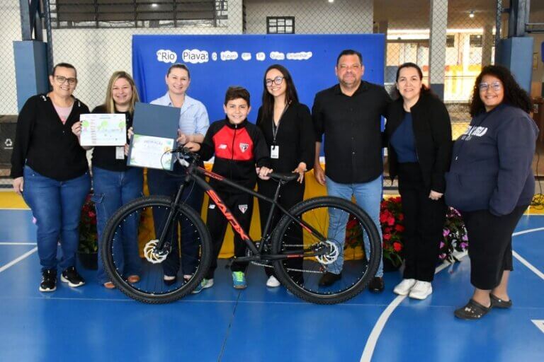 Aluno recebendo bicicleta como premiação pelo Concurso do Rio Piava.
