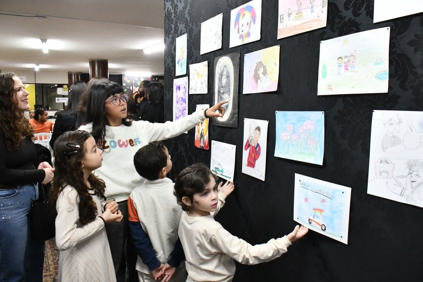 Exposição “Onde a Arte Cresce” com visitantes no Centro Cultural. de Umuarama.