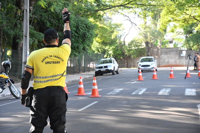 Agente de trânsito durante fiscalização em Umuarama.