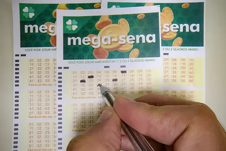 Pessoa preenchendo bilhetes da Mega-Sena.