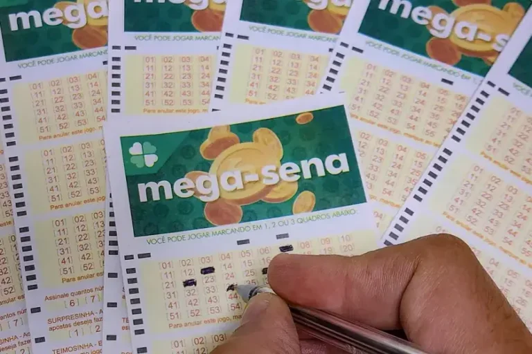 Bilhetes da Mega-Sena sendo preenchidos.