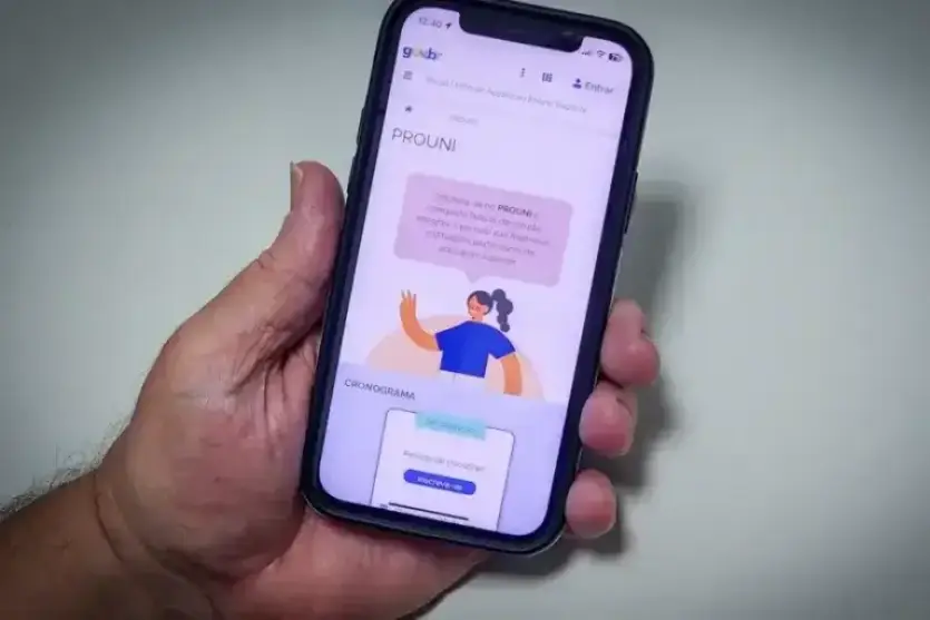 Celular com a tela de inscrições do Prouni.