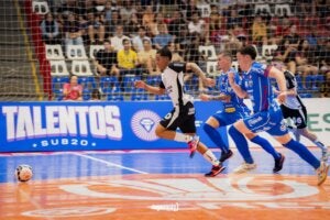 Jogador do Corinthians com a bola sendo perseguido por jogadores do Afsu.