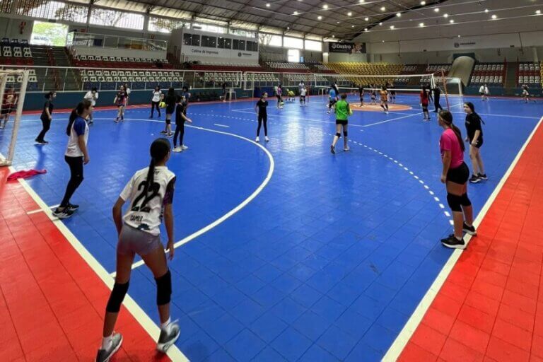 Jogo de vôlei em Umuarama.