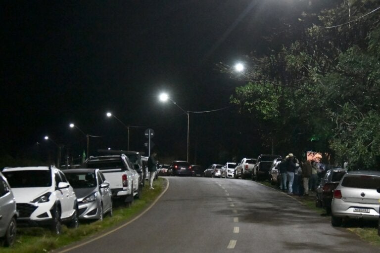 Iluminação nova na Estrada Dias.