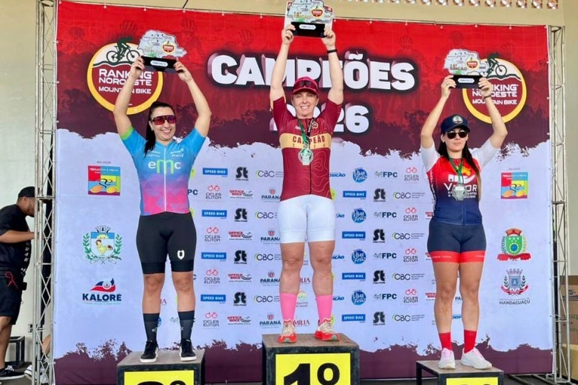 Ciclistas de Umuarama em pódio.