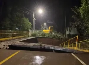 Cena de estragos causados por temporal no RS.