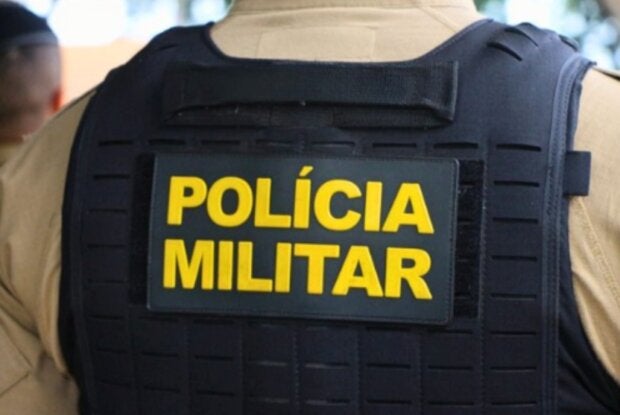 Policial militar com colete.