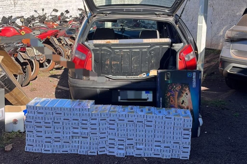 PM flagra mulheres com carga de cigarros contrabandeados em Brasilândia do Sul