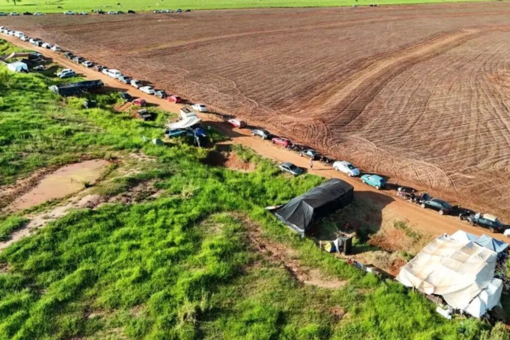 Incêndio atinge barraca em acampamento do MST na Fazenda Tiburi, em Perobal