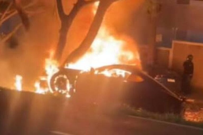 Vídeo mostra Porsche explodindo após batida que matou dois jovens carbonizados