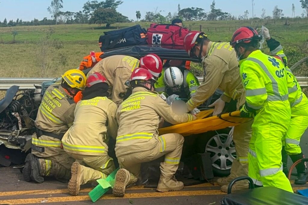 URGENTE! Acidente entre carro e caminhão deixa vítima presa às ferragens entre Perobal e Cafezal