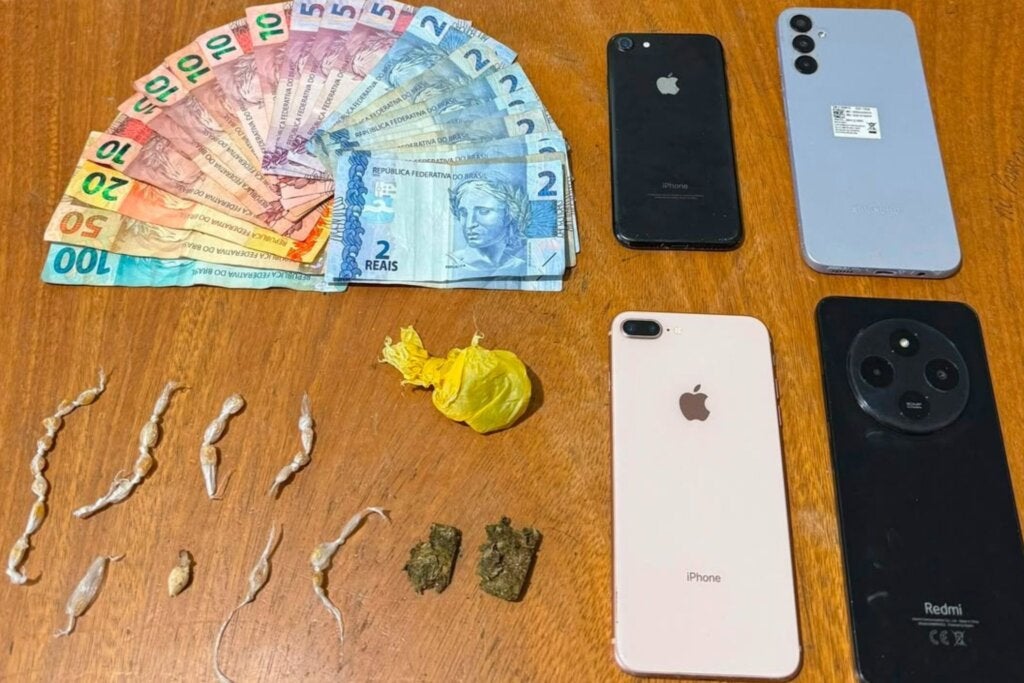PM apreende três adolescentes em casa abandonada usada para o tráfico em Umuarama