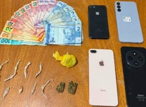 PM apreende três adolescentes em casa abandonada usada para o tráfico em Umuarama