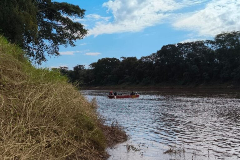 Corpo de Bombeiros detalha operação de buscas por jovem desaparecido no Rio Ivaí; veja