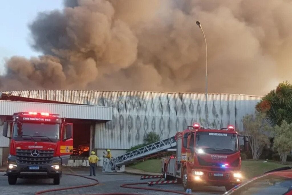 Incêndio destrói parte de fábrica da AMC Têxtil, dona das marcas Colcci, Fórum e Triton; vídeo