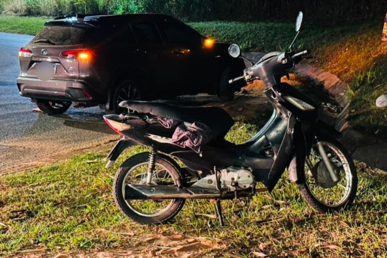 Motociclista fica ferido em colisão entre carro e moto na PR-323, em Umuarama; vídeo