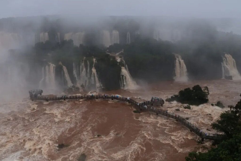 Passarela das Cataratas é interditada após vazão atingir 9,1 milhões de litros por segundo; vídeo