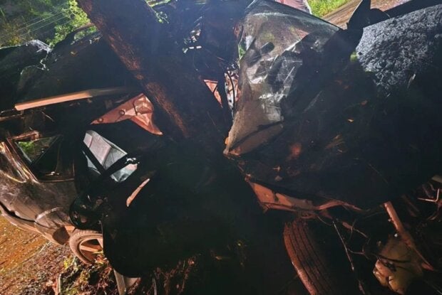 Duas jovens morrem e seis pessoas ficam feridas após SUV atingir árvore no Paraná
