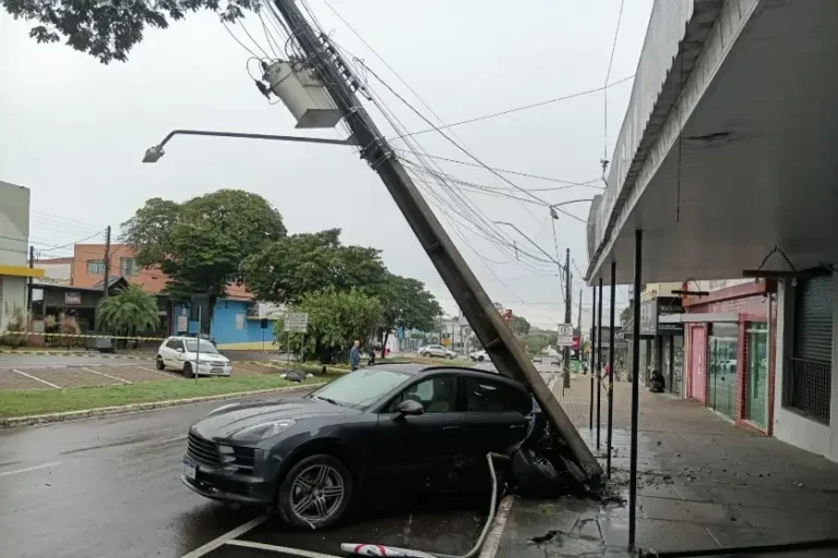 Acidente deixa 2,3 mil unidades sem energia em Umuarama; serviço deve voltar em até seis horas