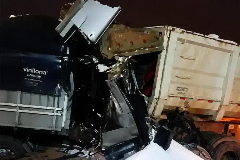 Acidente entre caminhões deixa dois mortos e interdita a BR-277 na manhã desta sexta