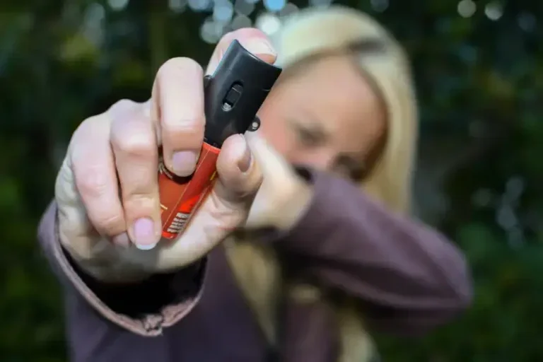 Mulher usando spray de pimenta.