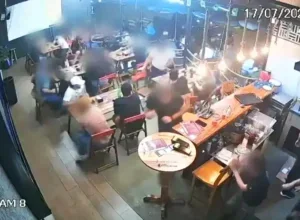 Adolescente se apresenta, confessa atentado que matou duas pessoas e segue apreendido