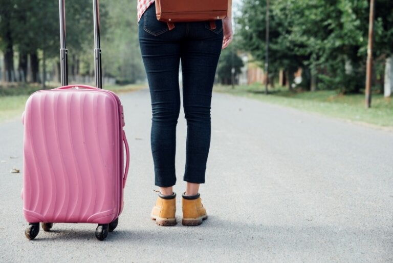 Mulher com mala de viagem.