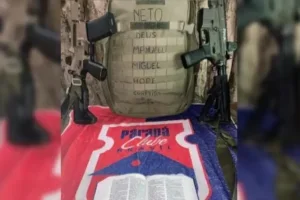 Post de brasileiro com a camisa do Paraná Clube na guerra da Ucrânia.
