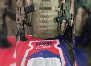 Post de brasileiro com a camisa do Paraná Clube na guerra da Ucrânia.