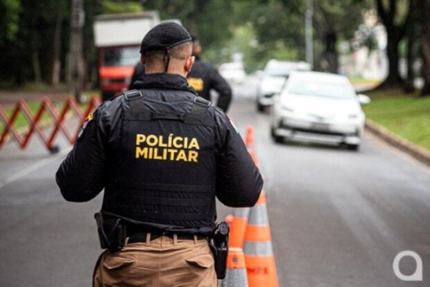 Policial militar durante ação em Umuarama.