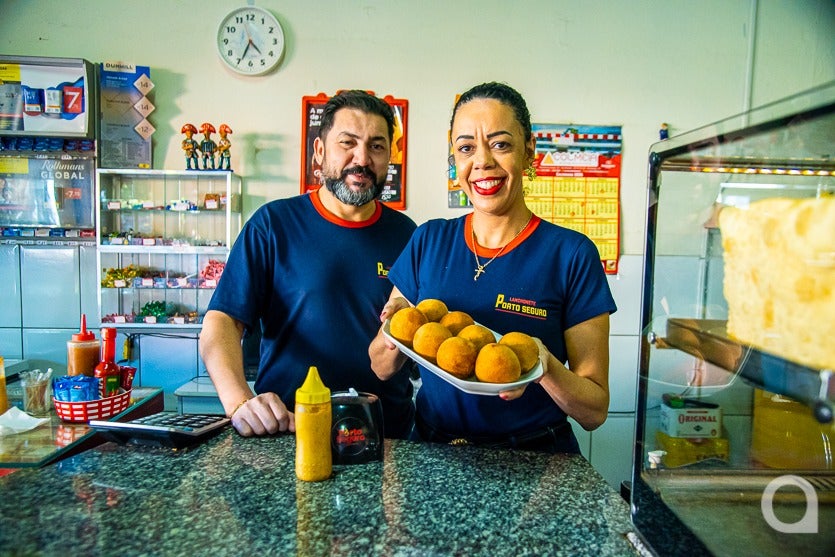 Com jeito de boteco, lanchonete conquista clientes pelo famoso bolinho de carne