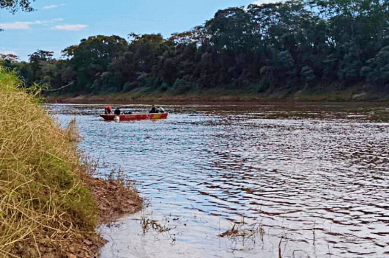 Bombeiros iniciam 2º dia de buscas por jovem desaparecido no Rio Ivaí, em Douradina